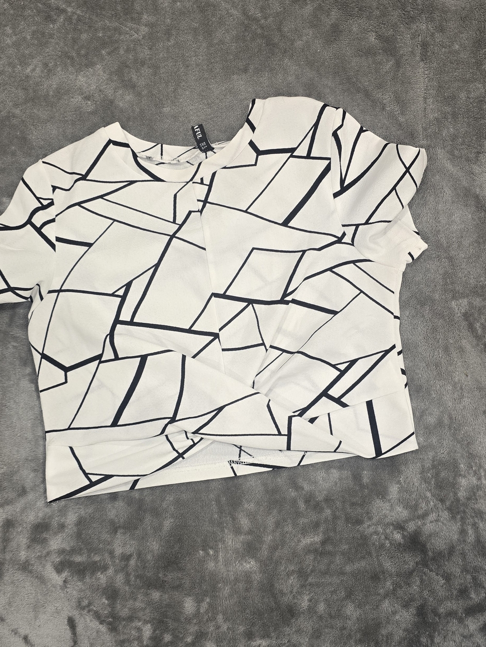 Zaful White Crop Top with Black Geometric Print